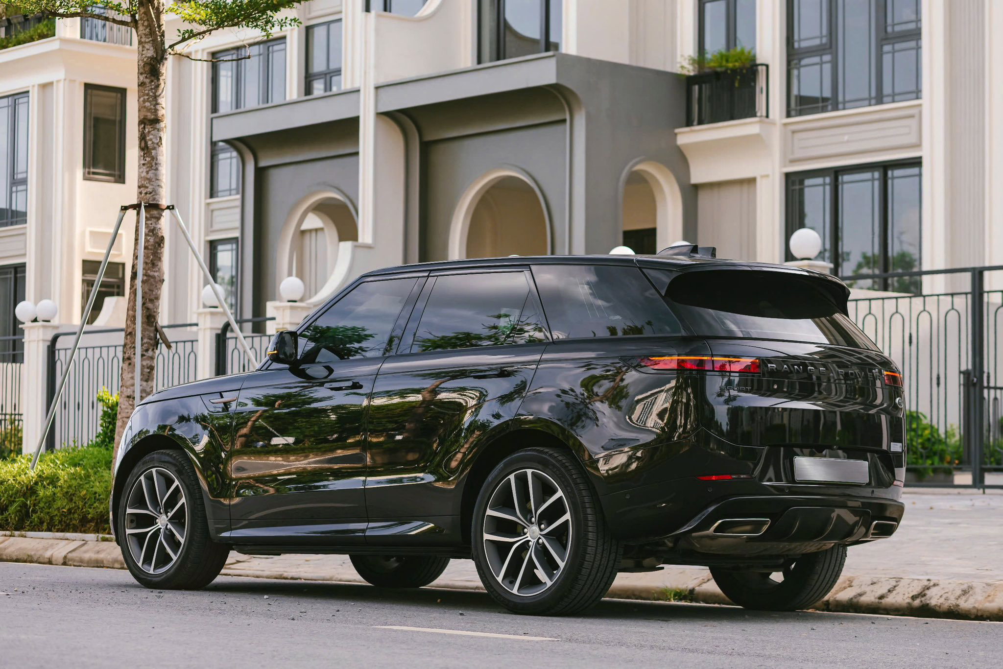 https://landrovervietnam.vn/527749539_122237119550188398_1040330553923180234_n