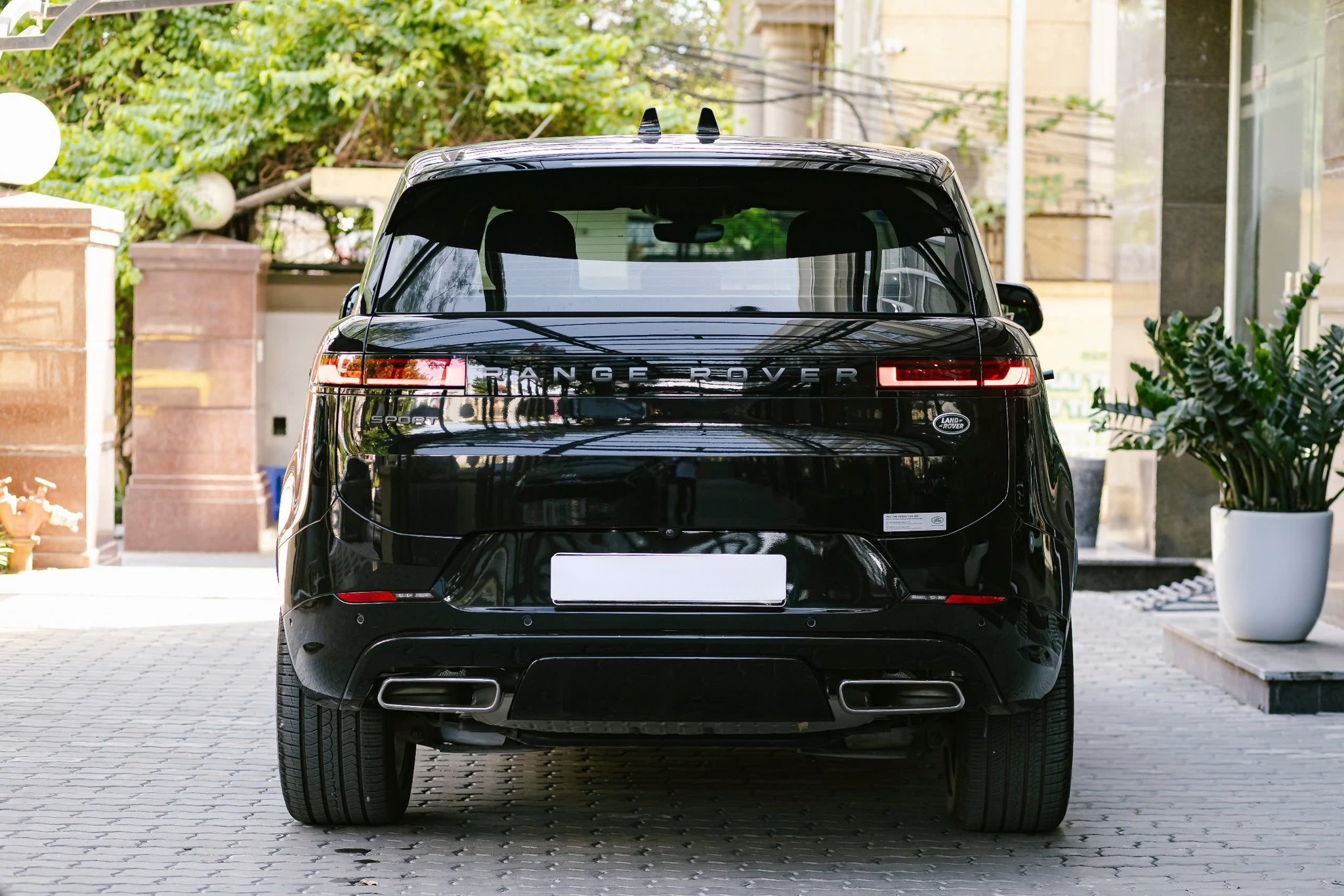 https://landrovervietnam.vn/528052759_2711183112420997_429417808363500130_n