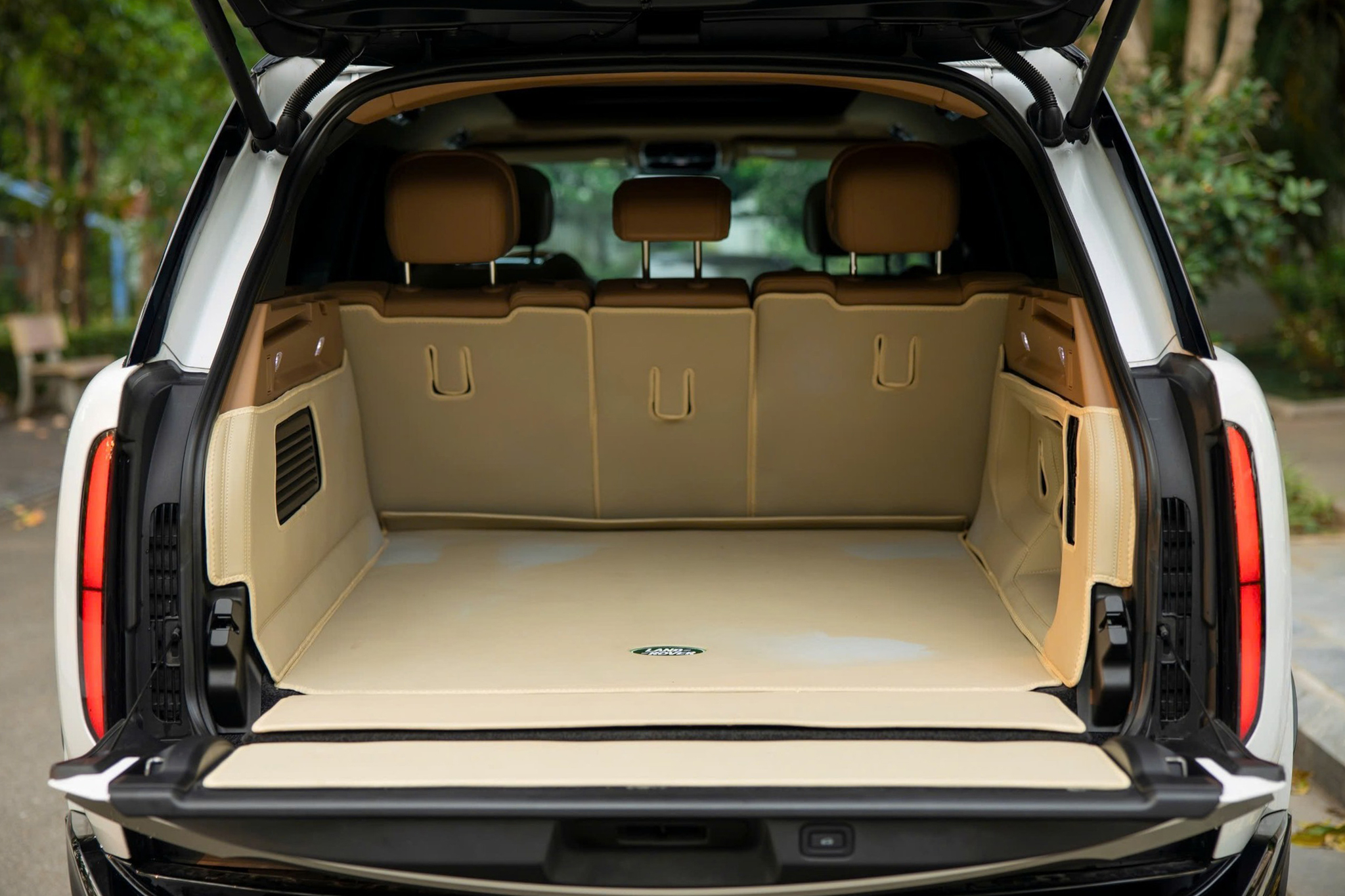 https://landrovervietnam.vn/Range-Rover-SE-LWB-2023-24
