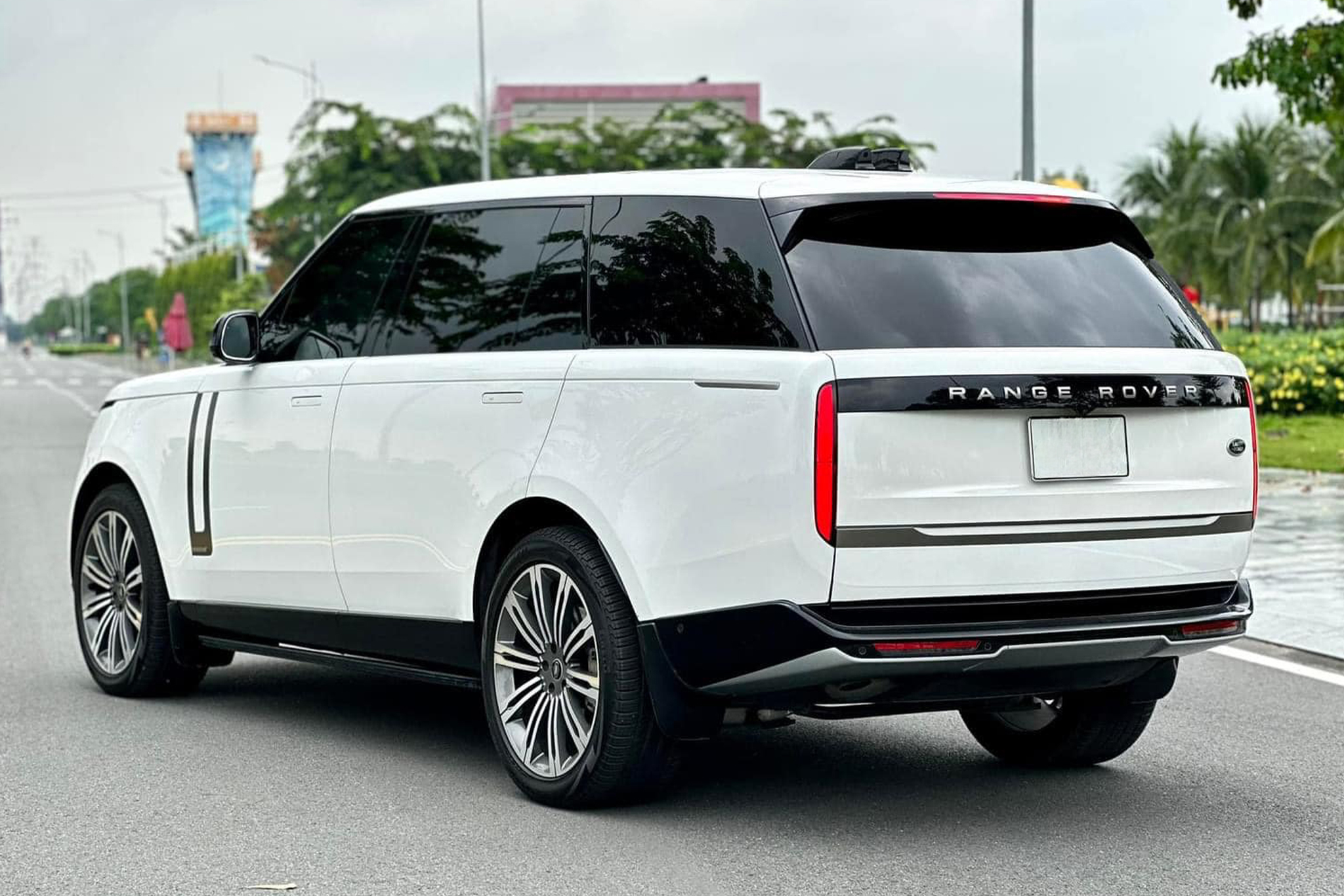 https://landrovervietnam.vn/Range-Rover-SE-LWB-2023-26