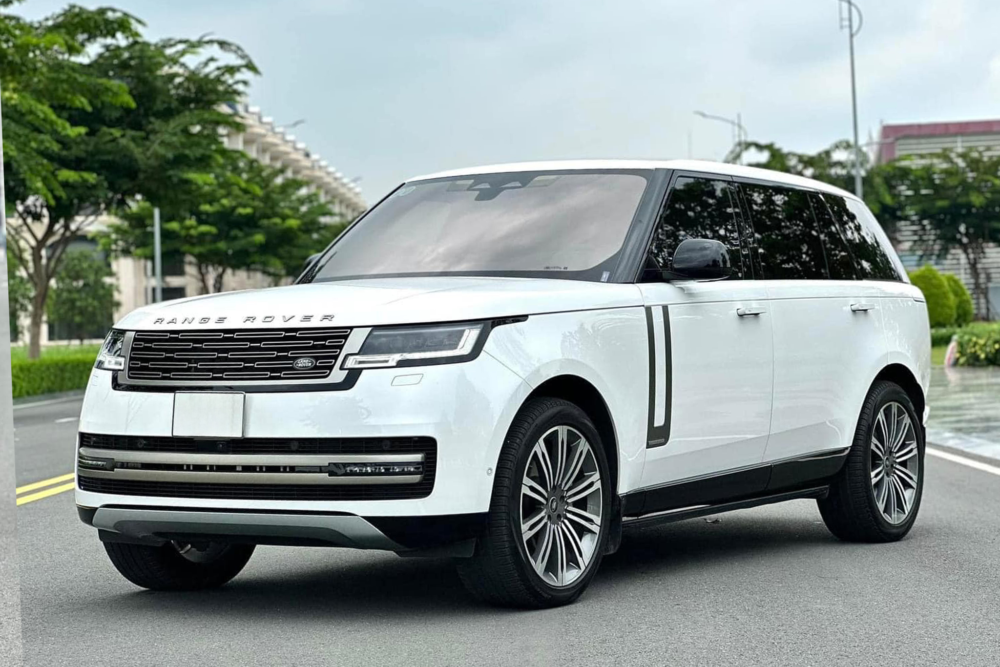 https://landrovervietnam.vn/Range-Rover-SE-LWB-2023-27