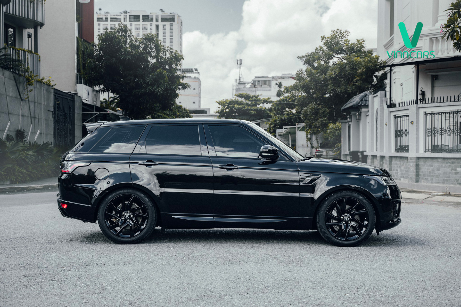 https://landrovervietnam.vn/Range-Rover-Sport-HSE-Dynamic-2019-12