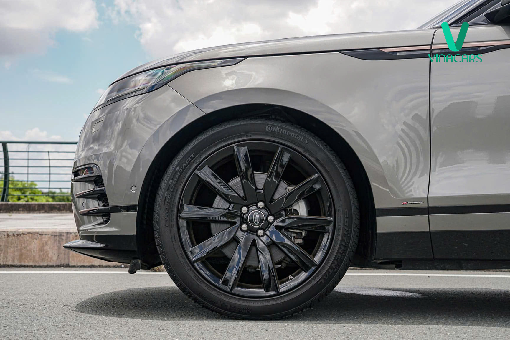 https://landrovervietnam.vn/Range-Rover-Velar-R-Dynamic-P300-SE-2018-02