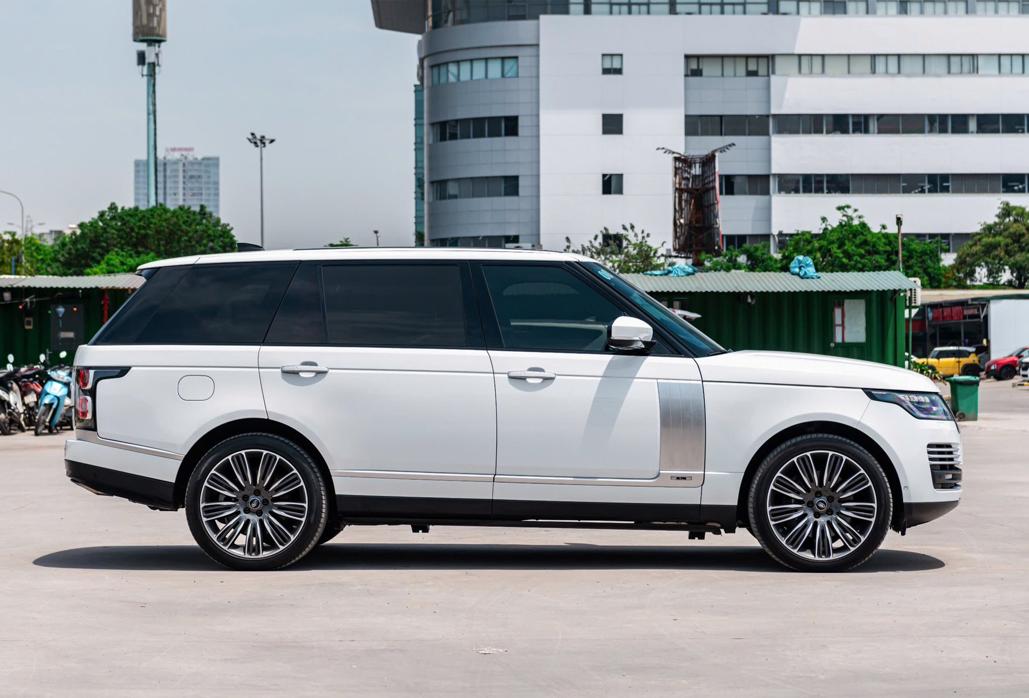 https://landrovervietnam.vn/range-rover-autobiography-p400-lwb-2020-trang-nau-04
