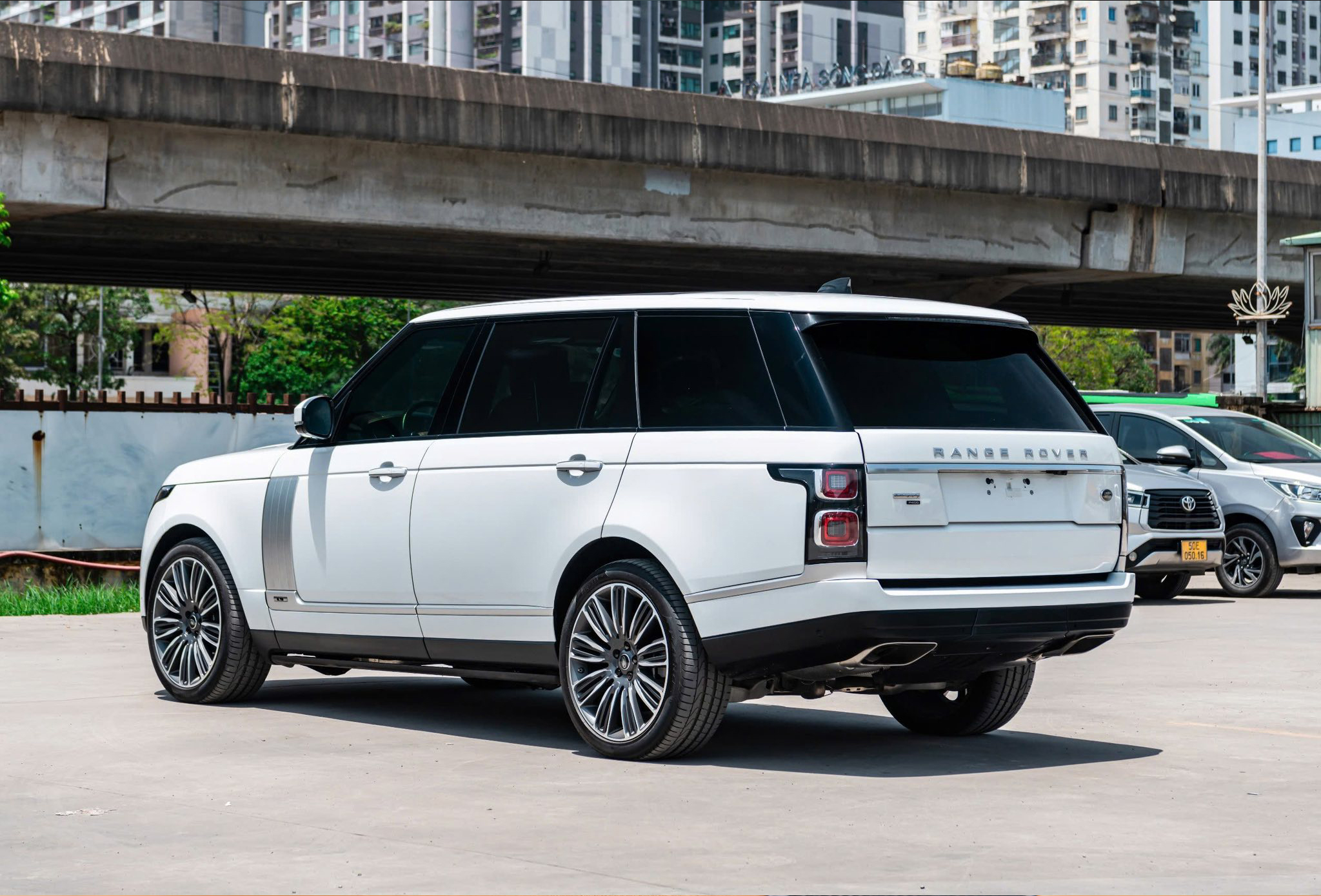 https://landrovervietnam.vn/range-rover-autobiography-p400-lwb-2020-trang-nau-21