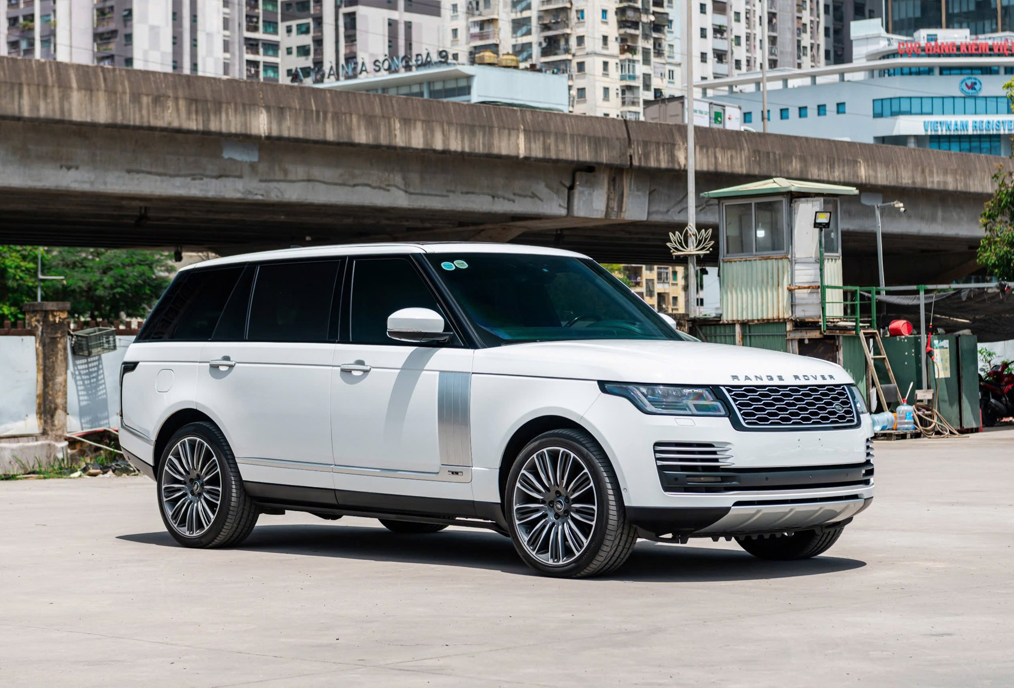 https://landrovervietnam.vn/range-rover-autobiography-p400-lwb-2020-trang-nau-25