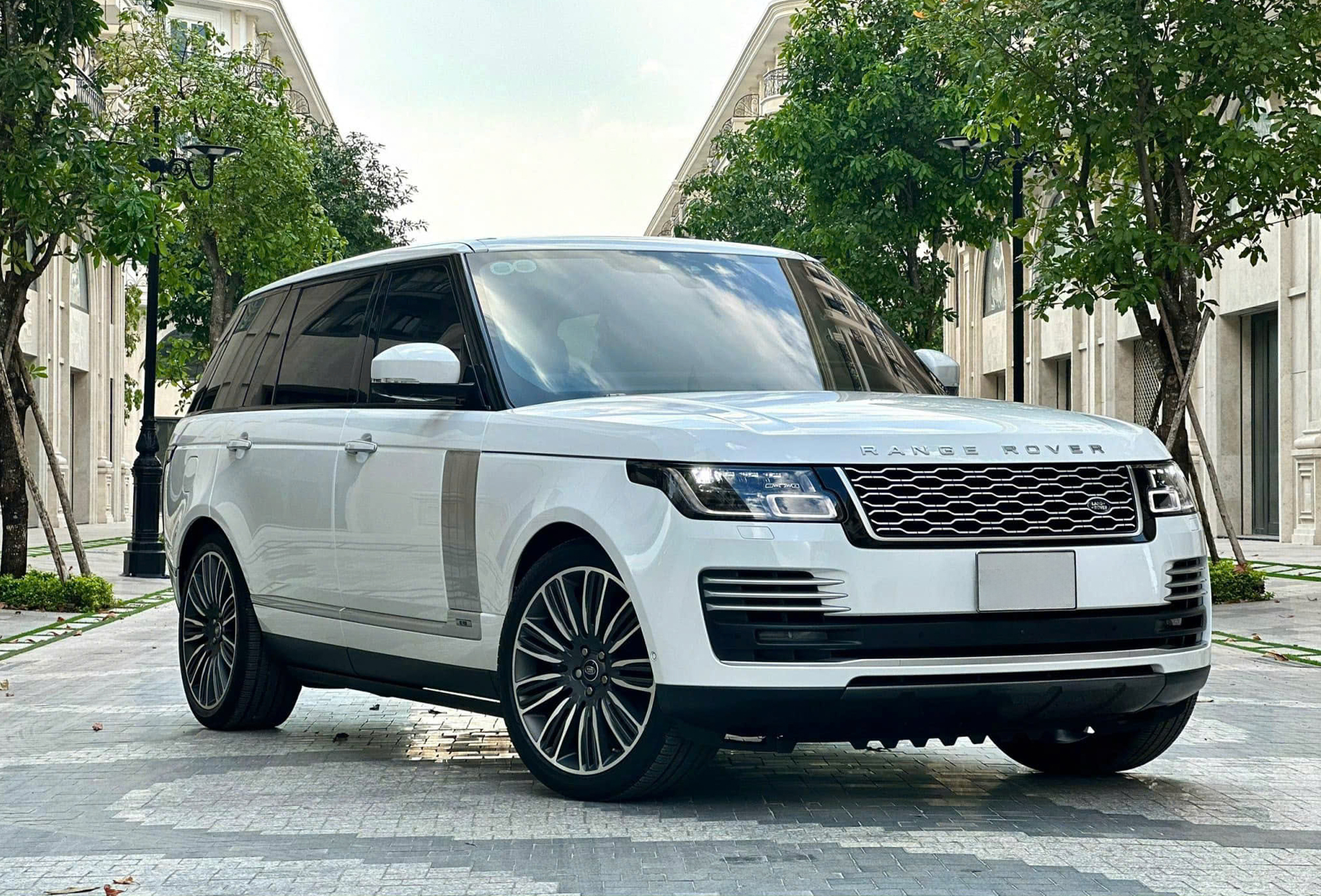 https://landrovervietnam.vn/range-rover-autobiography-p400-lwb-2020-trang-nau-26