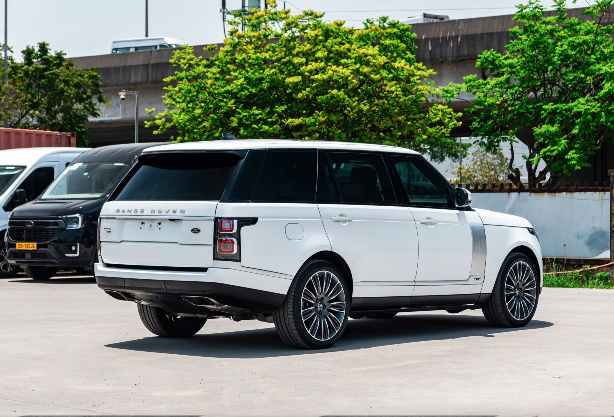 https://landrovervietnam.vn/range-rover-autobiography-p400-lwb-2020-trang-nau-37