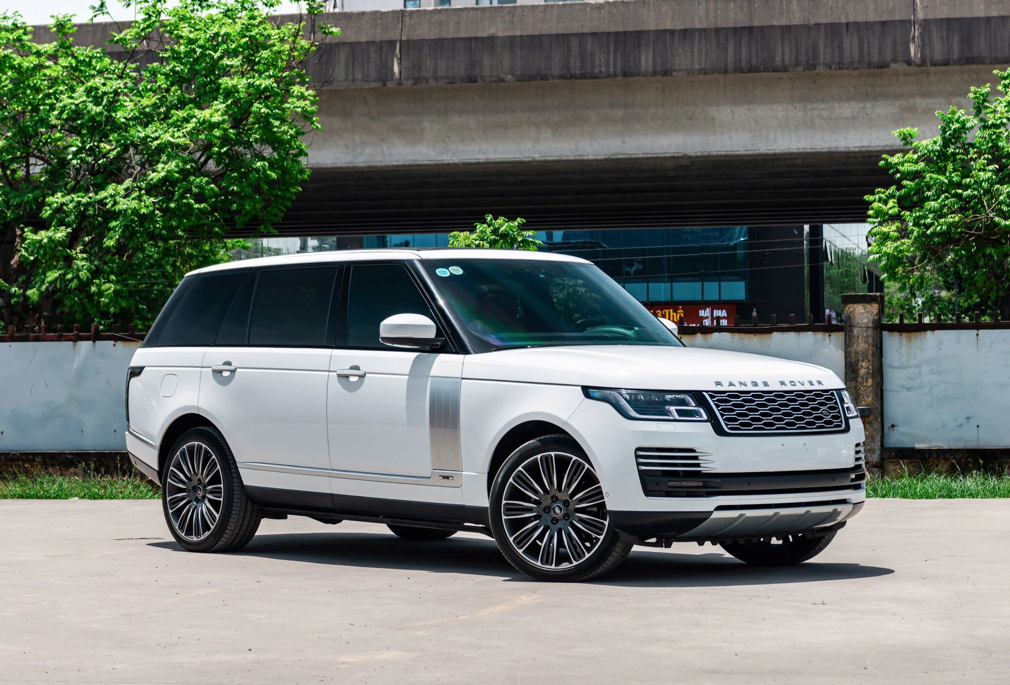 https://landrovervietnam.vn/range-rover-autobiography-p400-lwb-2020-trang-nau-41