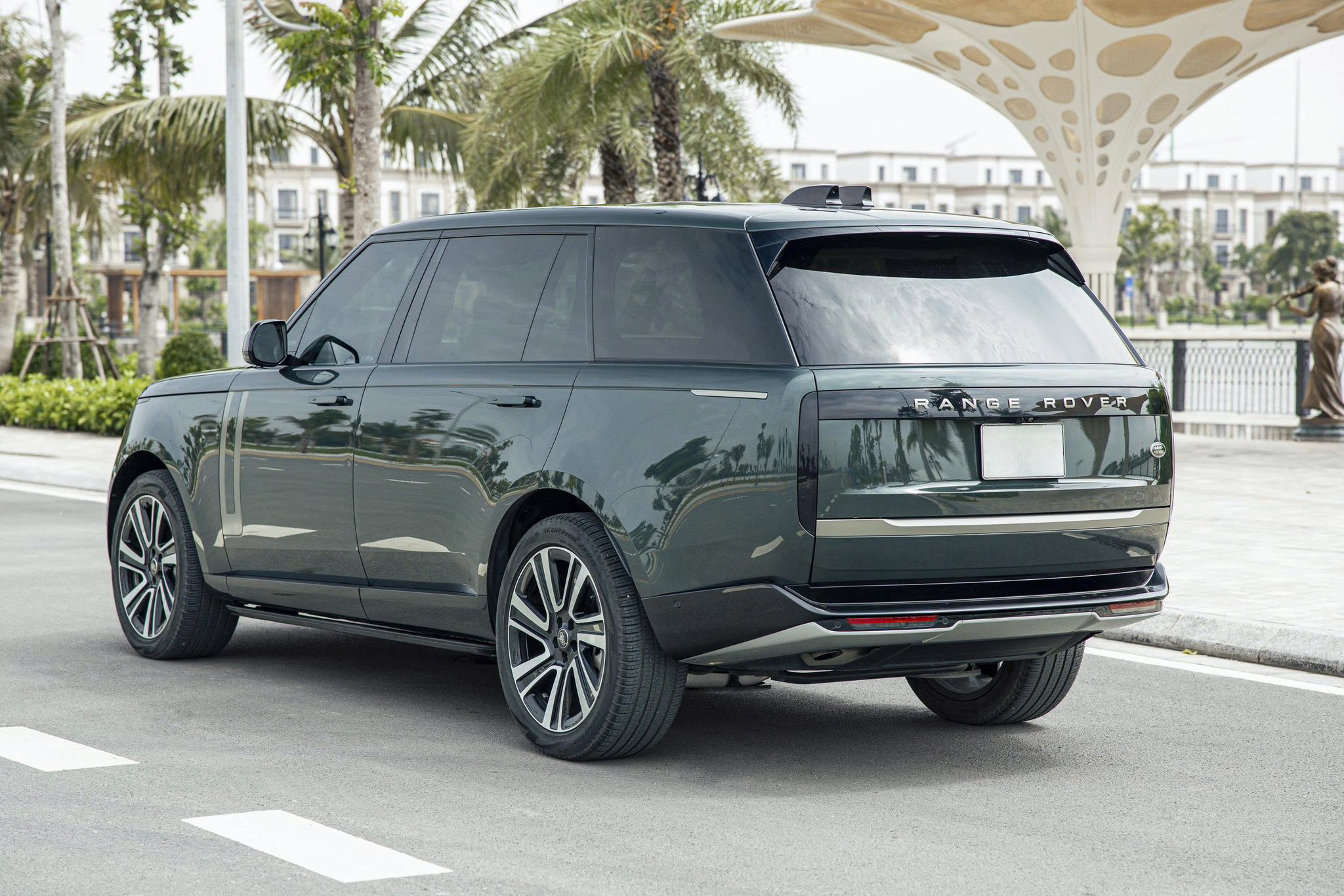 https://landrovervietnam.vn/range-rover-lwb-se-2022-xanh-kem-11