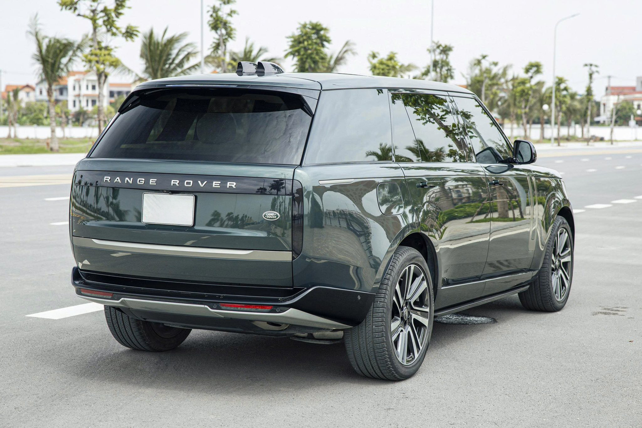 https://landrovervietnam.vn/range-rover-lwb-se-2022-xanh-kem-12