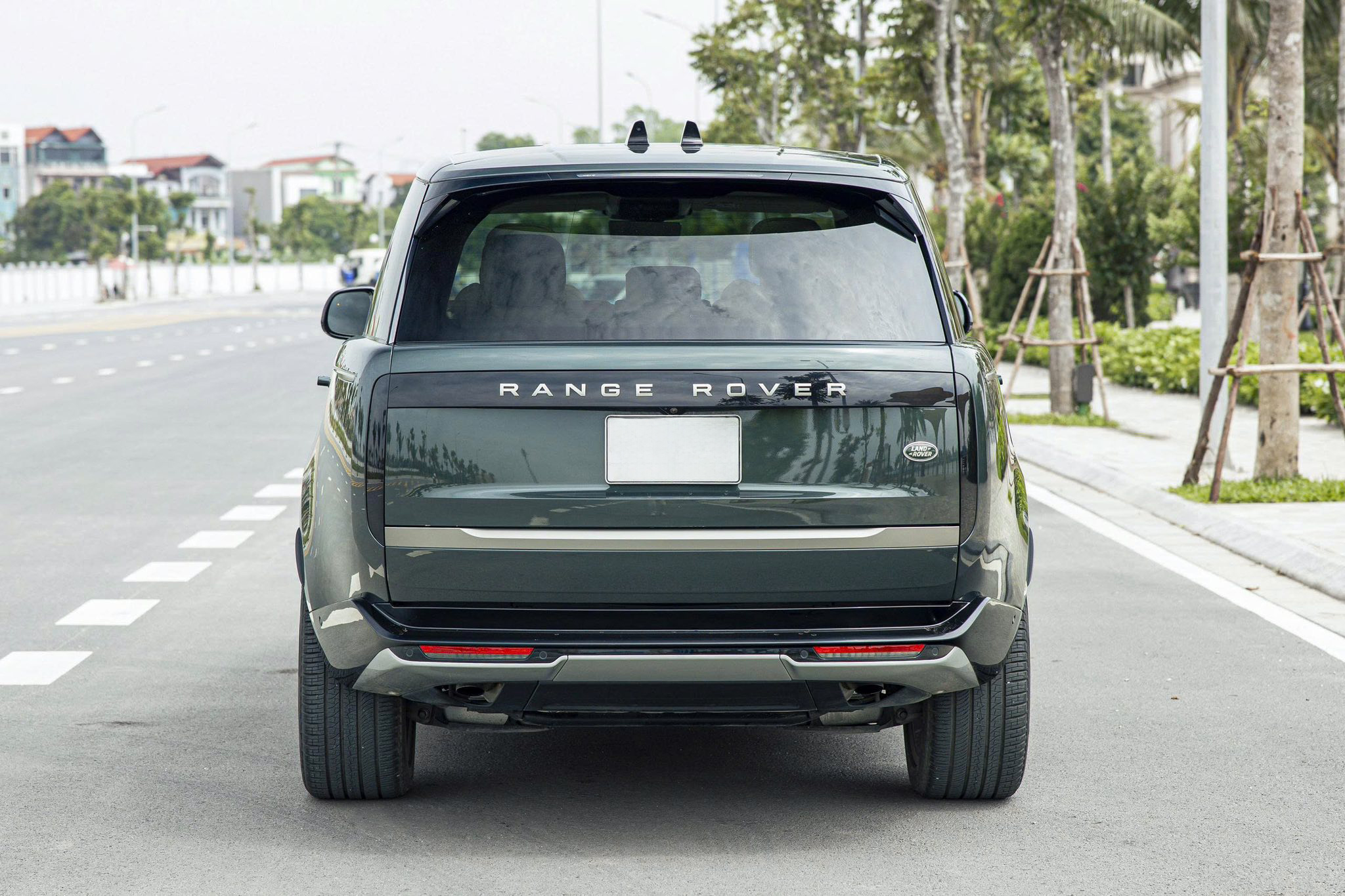 https://landrovervietnam.vn/range-rover-lwb-se-2022-xanh-kem-16