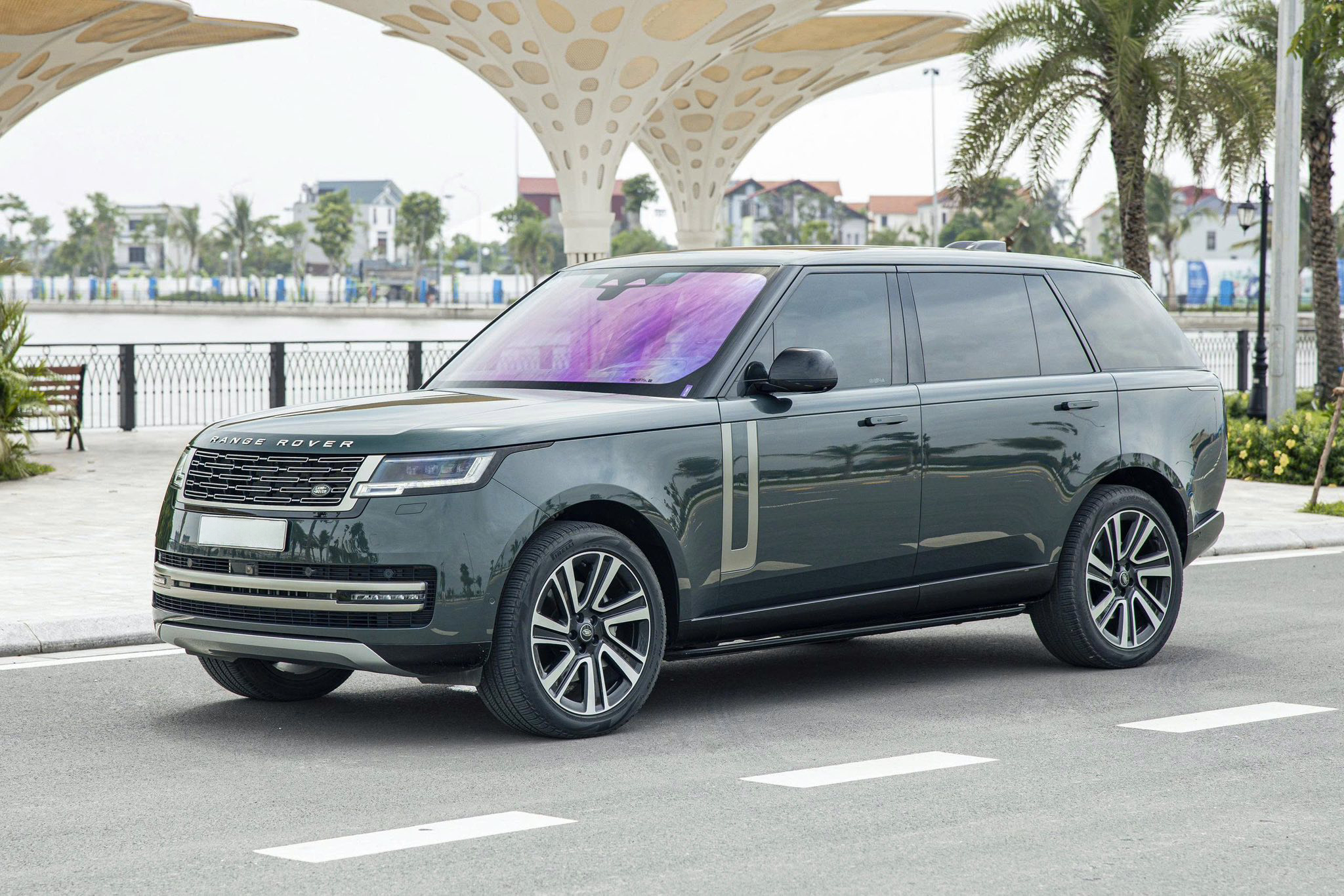 https://landrovervietnam.vn/range-rover-lwb-se-2022-xanh-kem-5