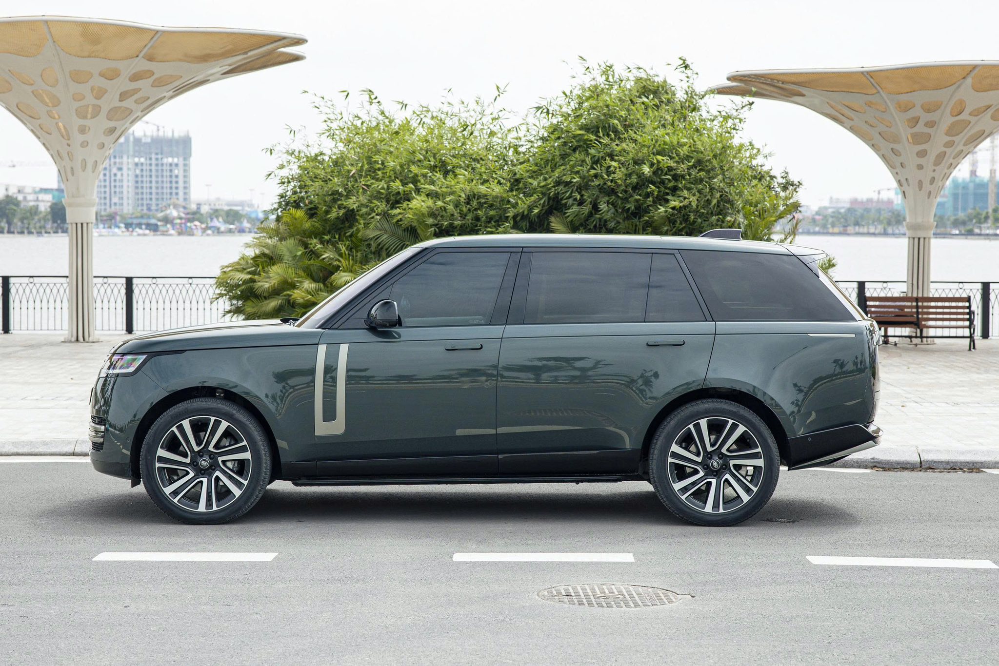https://landrovervietnam.vn/range-rover-lwb-se-2022-xanh-kem-6