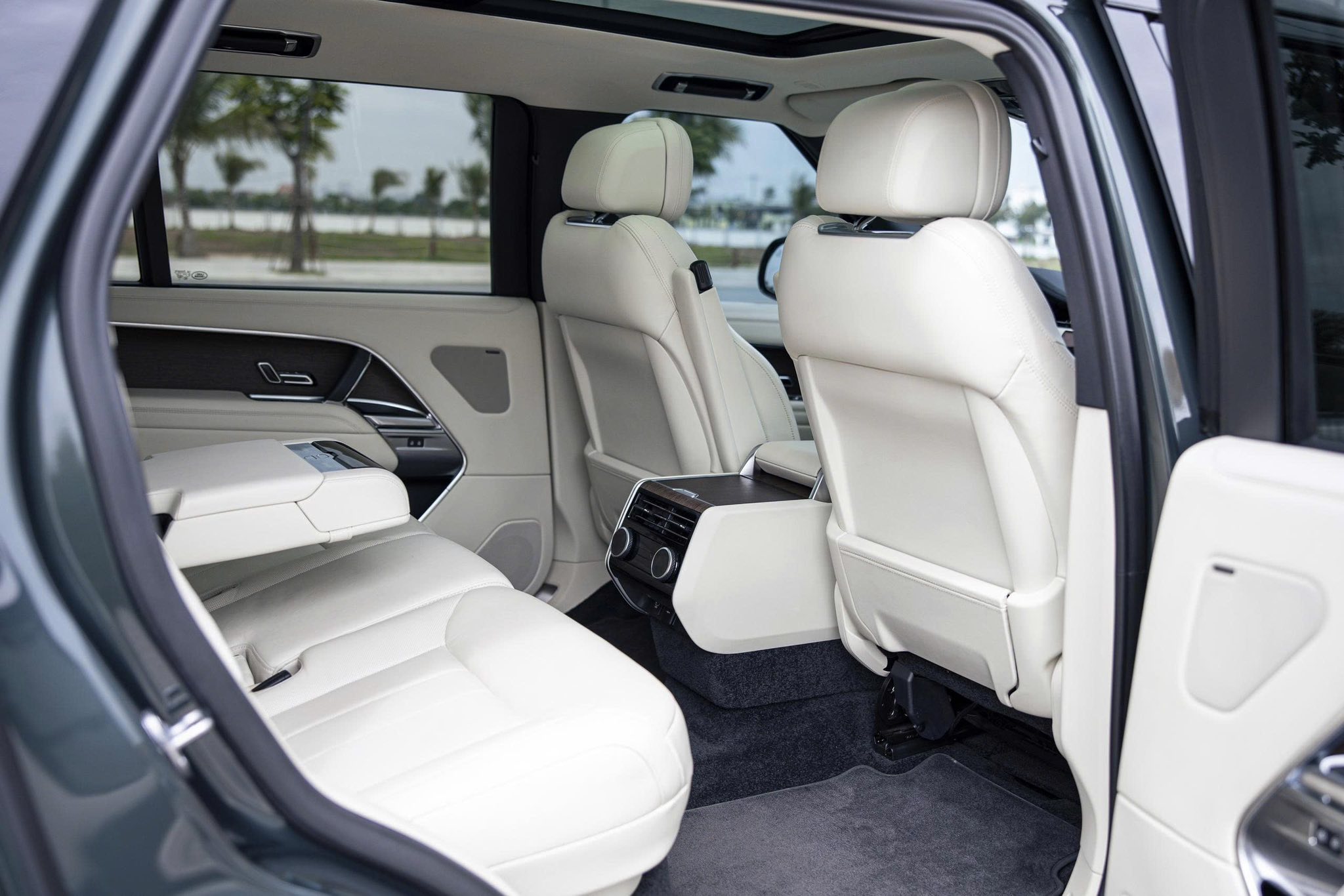 https://landrovervietnam.vn/range-rover-lwb-se-2022-xanh-kem-9