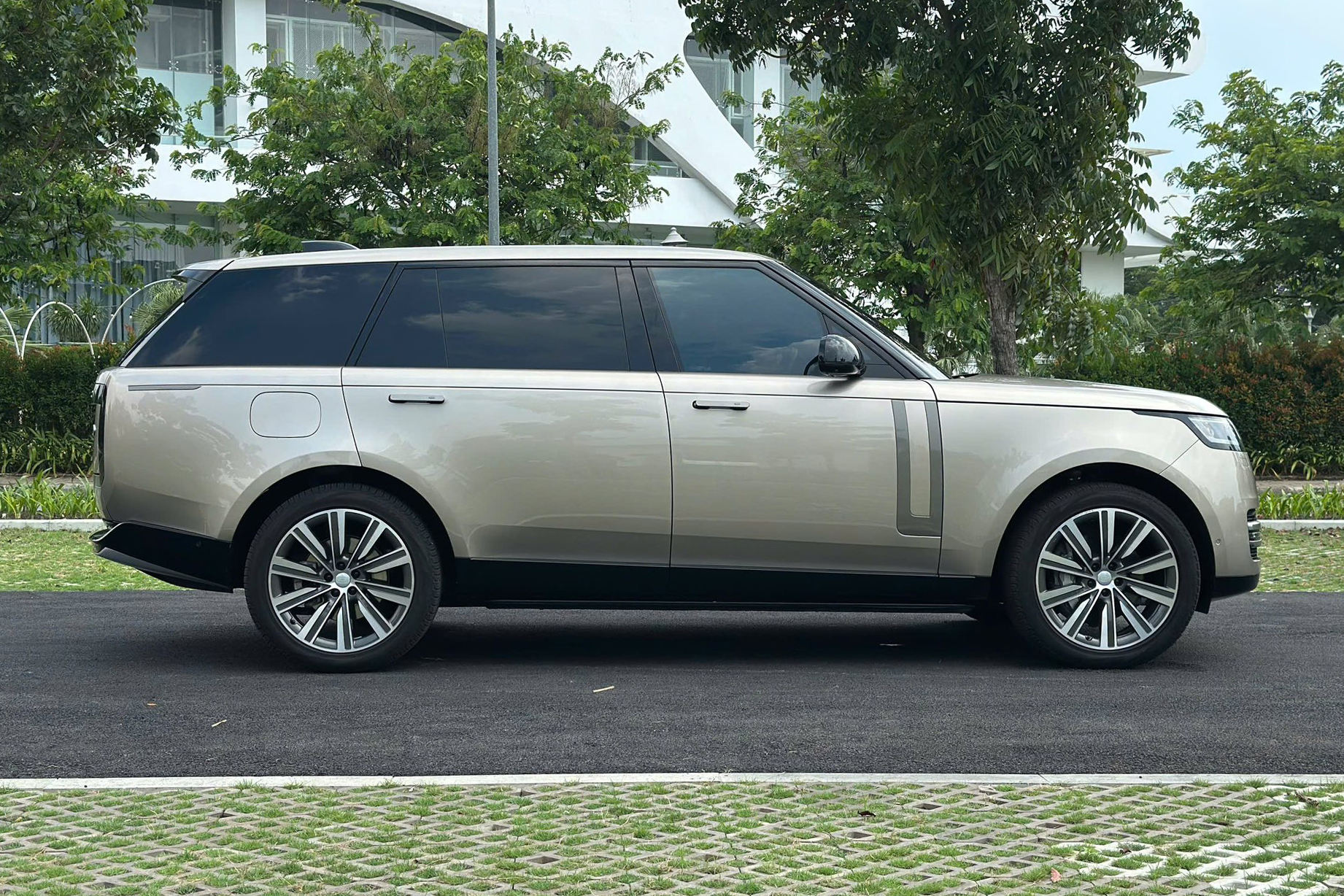 https://landrovervietnam.vn/range-rover-se-lwb-2022-kem-den-02