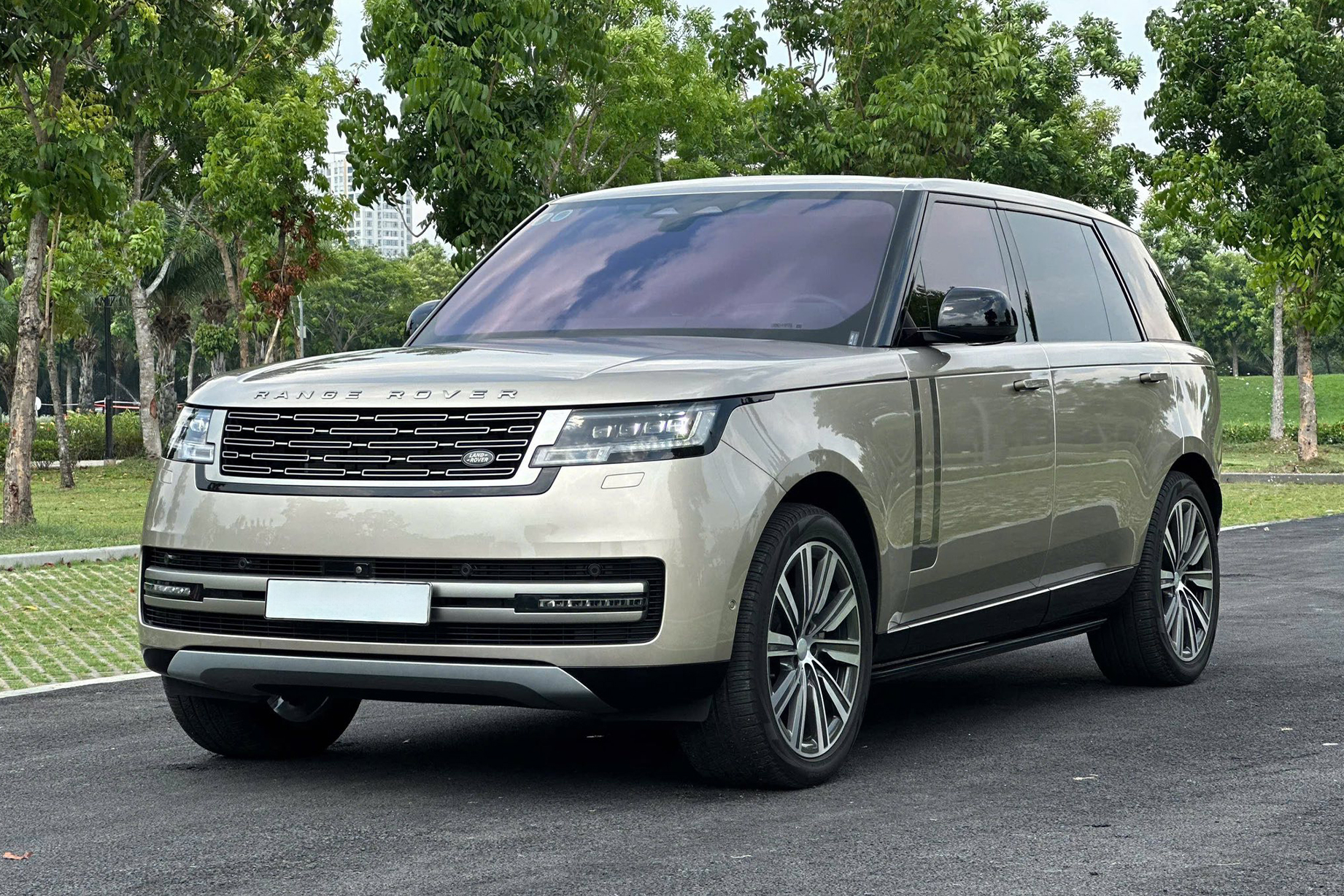 https://landrovervietnam.vn/range-rover-se-lwb-2022-kem-den-04