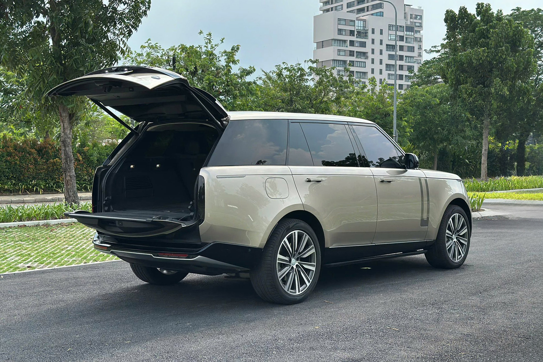 https://landrovervietnam.vn/range-rover-se-lwb-2022-kem-den-06