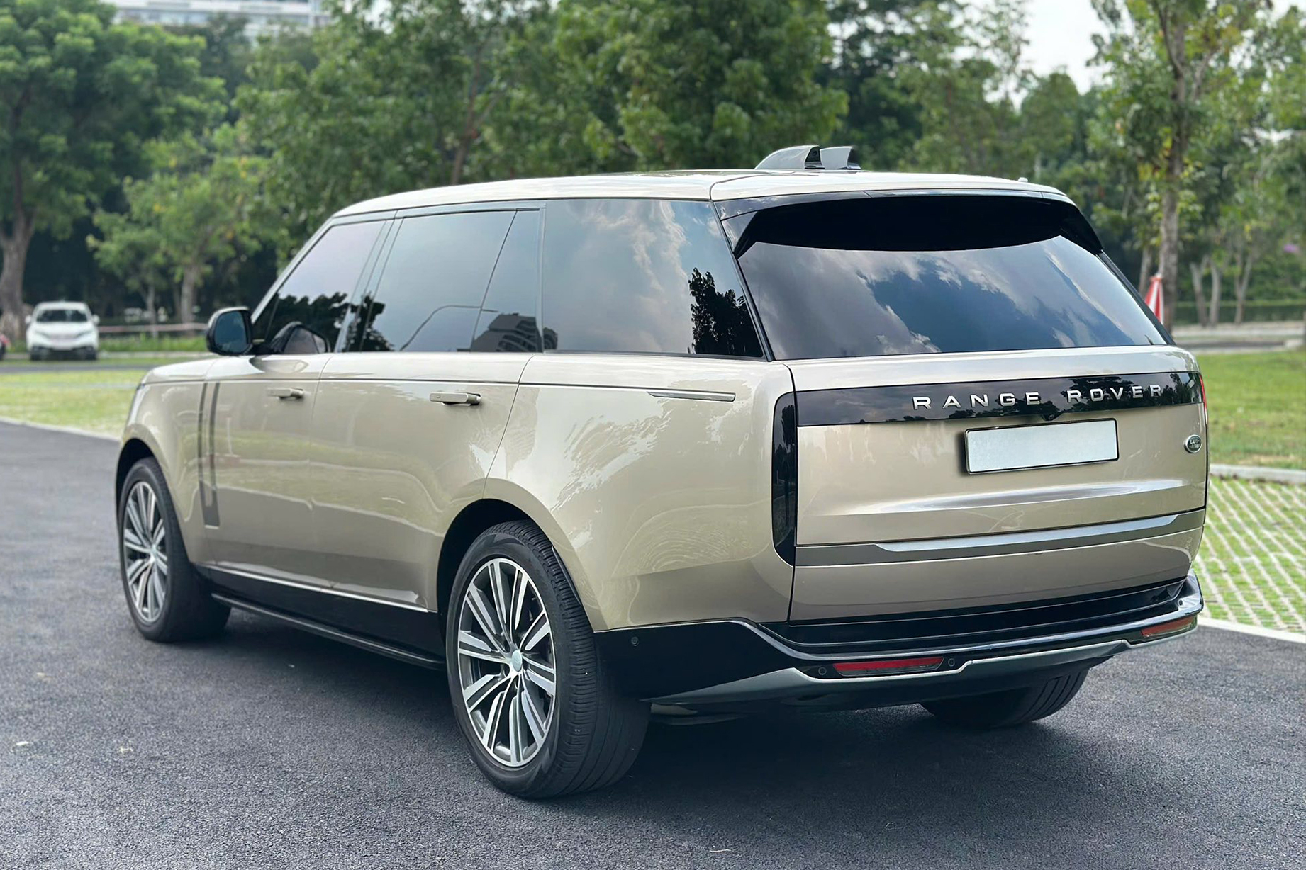 https://landrovervietnam.vn/range-rover-se-lwb-2022-kem-den-07