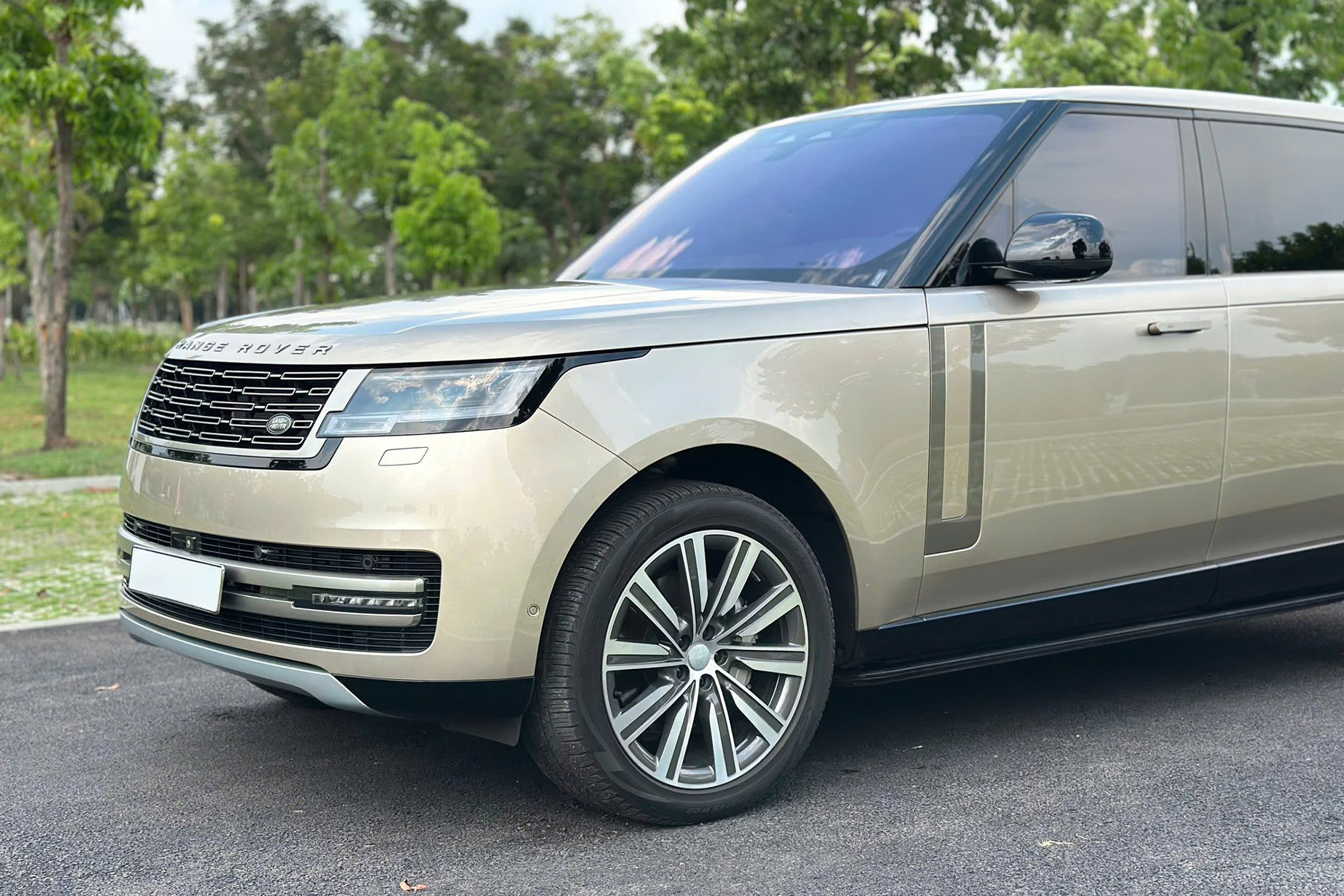 https://landrovervietnam.vn/range-rover-se-lwb-2022-kem-den-08