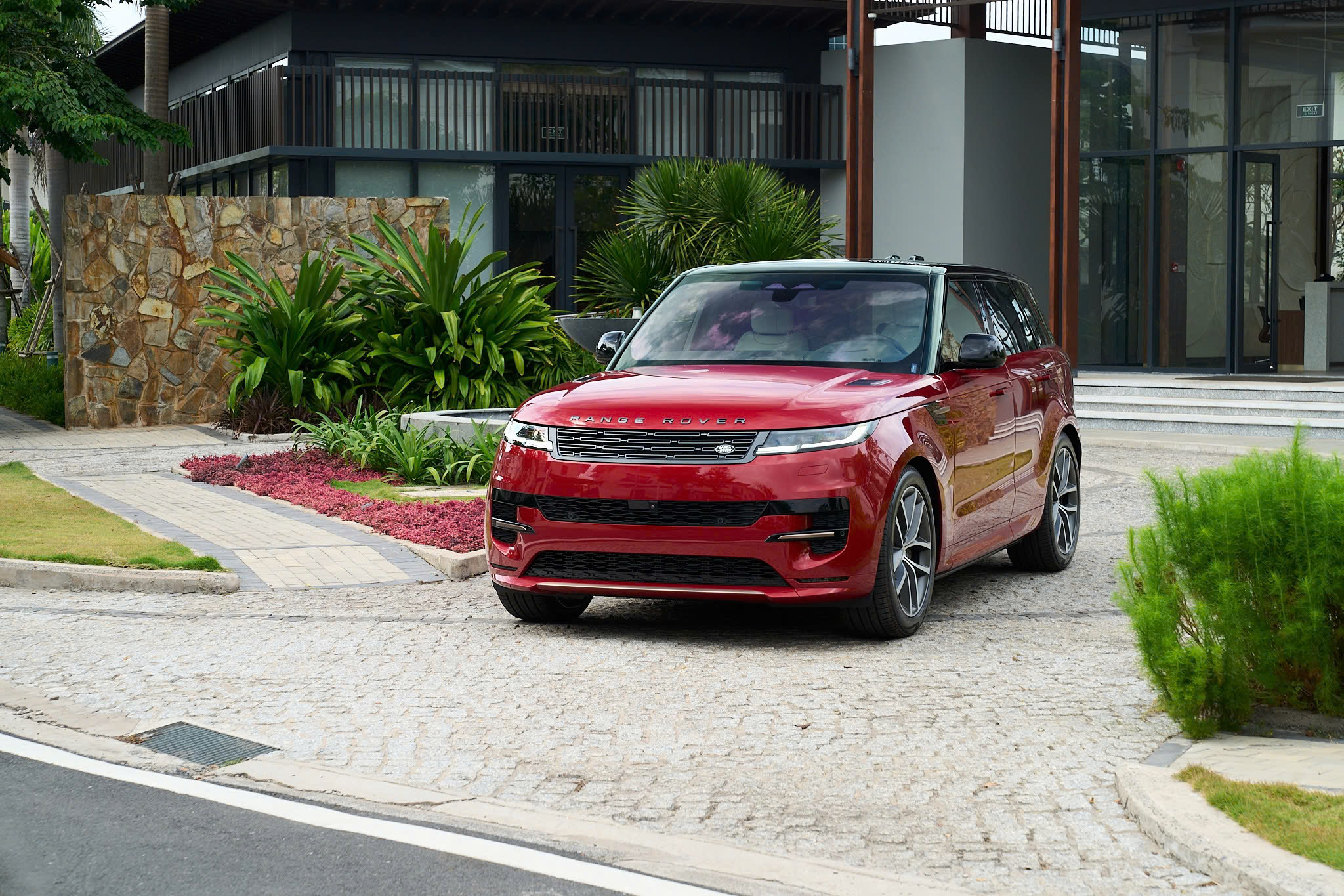 https://landrovervietnam.vn/z6642664492178_e196e4d6b285696f516c2559a58ba671